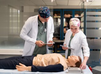 Déficit de especialistas e emergências crescentes levam a investimento em formação médica de urgência e emergência