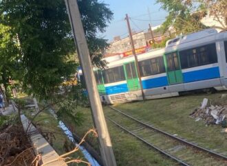 Trem descarrila no bairro de Mandacaru e paralisa parcialmente viagens de VLT entre Santa Rita e João Pessoa