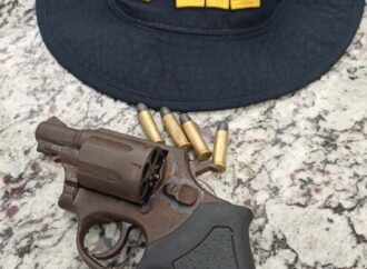 Operações da PRF-PB em rodovias flagram embriaguez, arma de numeração raspada, contrabando e falsidade ideológica