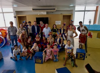 Circo Kroner leva espetáculo e alegria antecipada de Natal para crianças em tratamento oncológico no Hospital Napoleão Laureano