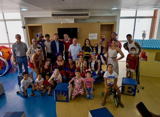 Circo Kroner leva espetáculo e alegria antecipada de Natal para crianças em tratamento oncológico no Hospital Napoleão Laureano