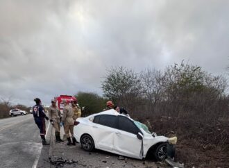 Acidente na BR-230 (PB): colisão entre carro e carreta deixa 5 mortos; pai, mãe e filho entre as vítimas