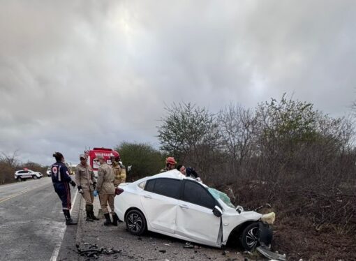 Acidente na BR-230 (PB): colisão entre carro e carreta deixa 5 mortos; pai, mãe e filho entre as vítimas