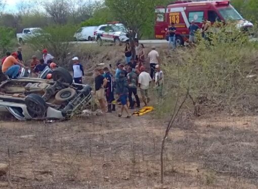 Capotamento no Sertão da Paraíba deixa 1 morto e vários feridos