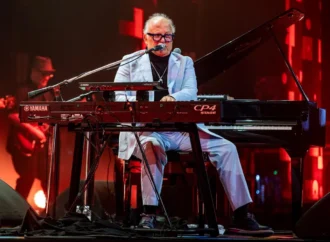 Guilherme Arantes celebra 50 anos de sucessos nesta sexta (10) no Teatro Pedra do Reino