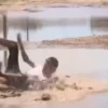 Jovem pula na lama durante transmissão ao vivo da Globo em João Pessoa (PB)