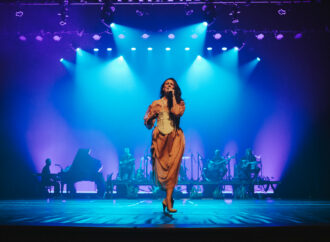 Cantora Tiê apresenta novo show em João Pessoa no dia 18 de julho, no Teatro Paulo Pontes