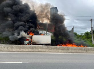 "Caminhão em Chamas Interdita Trecho da BR-230 em Campina Grande; Assista ao VÍDEO"