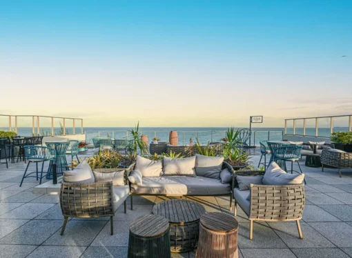 Som e Mar: SEA Rooftop do Hotel Oceana anuncia agenda musical com pop rock e MPB para este fim de semana