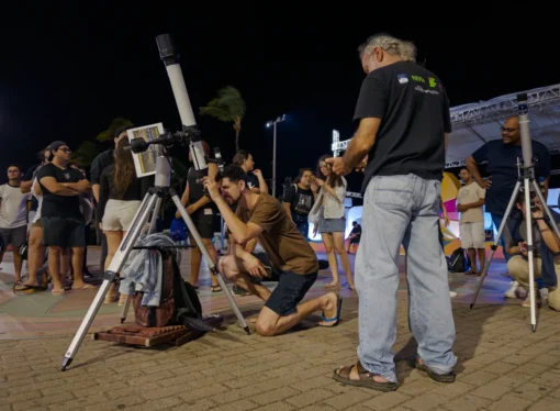 Mesmo com tempo instável, público vai ao Busto de Tamandaré para acompanhar Eclipse Lunar em João Pessoa