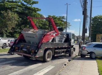 "Grave Acidente em João Pessoa: Caminhão Colide com Carro e Moto, Deixando Idosa em Estado Crítico e Criança Ferida"