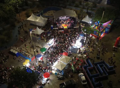 Multidão lota Praça da Paz na 6ª Parada LGBT+ da Zona Sul em João Pessoa
