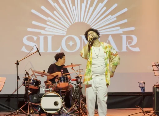 Dos microfones da notícia para os palcos: Jornalista e apresentador estreia na música como Silomar com o show ‘Amor de Verão’