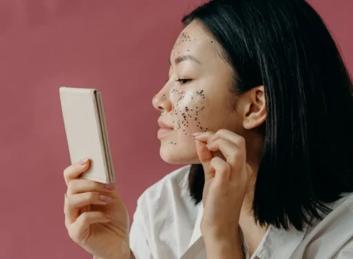 Menos é mais: Excesso de produtos no skincare pode destruir a barreira da pele e piorar a acne