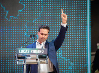 Lucas Ribeiro é reeleito no 1º turno e prepara coletiva para agradecer votação e projetar novo mandato